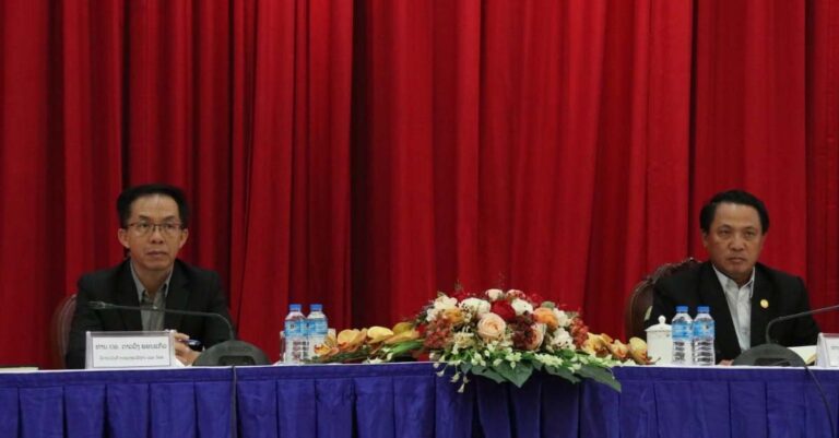 Minister of Energy and Mines, Dr. Daovong Phonekeo and Minster of Finance, Mr. Bounchom Ubonpaseuth at a ceremony to mark the establishment of the EDL reform committee.