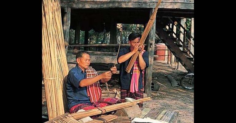 Traditional Khaen players in Laos (Photo: UNESCO)