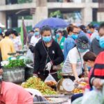 Marketgoers wearing masks to protect themselves against Covid-19 in Laos (Photo: Phoonsab Thevongsa / World Bank)