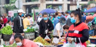 Marketgoers wearing masks to protect themselves against Covid-19 in Laos (Photo: Phoonsab Thevongsa / World Bank)