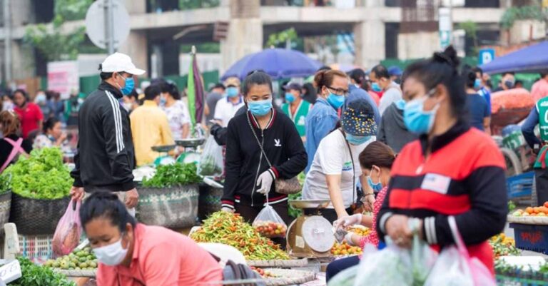 Marketgoers wearing masks to protect themselves against Covid-19 in Laos (Photo: Phoonsab Thevongsa / World Bank)