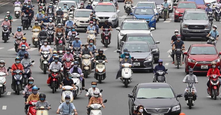 People ride motorbikes on Hanoi's Nguyen Chi Thanh Street, September 2021. Photo by VnExpress/Ngoc Thanh