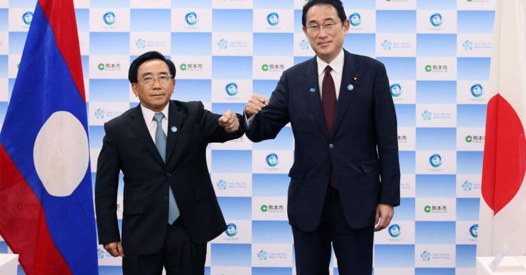 Lao Prime Minister Phankham Viphavanh with Japanese Prime Minister Fumio Kishida in Kumamoto, Japan.