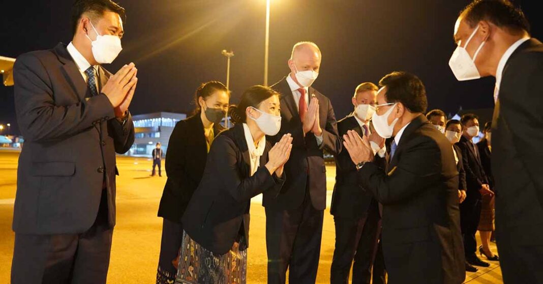 PM Phankham Viphavanh and Deputy Chief of Mission at the US Embassy in Vientiane, Ms. Joy M. Sakurai at Wattay International Airport (photo: U.S Embassy in Vientiane).