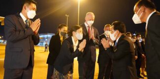 PM Phankham Viphavanh and Deputy Chief of Mission at the US Embassy in Vientiane, Ms. Joy M. Sakurai at Wattay International Airport (photo: U.S Embassy in Vientiane).