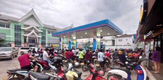 PTT Petrol station in That Luang amid the fuel crisis.