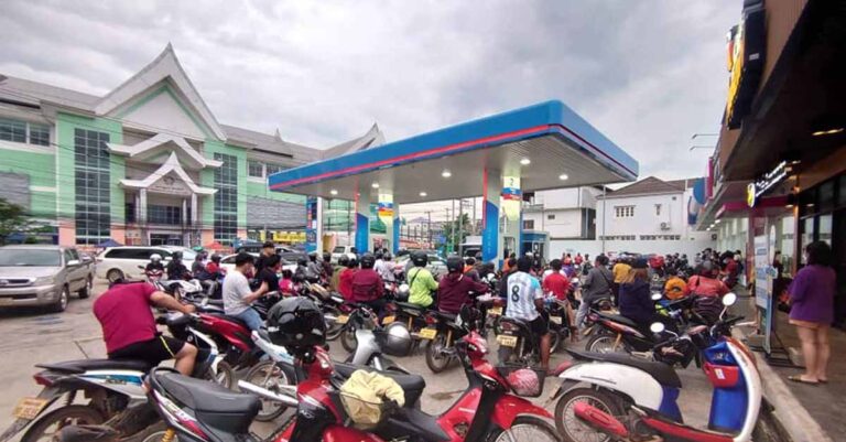 PTT Petrol station in That Luang amid the fuel crisis.