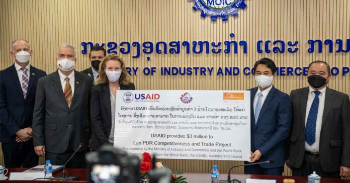 Deputy Administrator (DA) for Policy and Programming for the United States Agency for International Development (USAID) Isobel Coleman and Vice Minister of Industry and Commerce Dr. Manothong Vongsay at the ceremony. Deputy Administrator (DA) for Policy and Programming for the United States Agency for International Development (USAID) Isobel Coleman and Vice Minister of Industry and Commerce Dr. Manothong Vongsay at the ceremony.