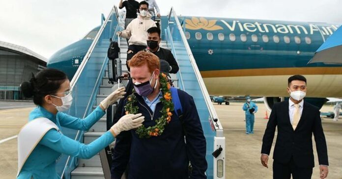 Vietnam Airlines staff welcome foreign tourists arriving at Da Nang International Airport, November 17, 2021. Photo courtesy of Vietnam Airlines Vietnam Airlines staff welcome foreign tourists arriving at Da Nang International Airport, November 17, 2021. Photo courtesy of Vietnam Airlines