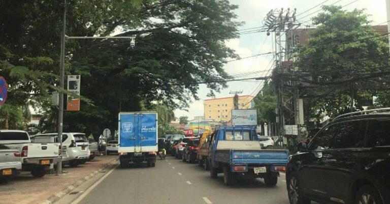 Vientiane Traffic Police Sort Out Three Solutions to Crowded Traffic 