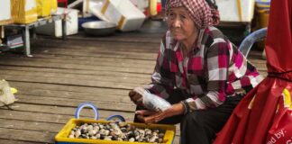 An elderly vendor at the Kep Crab Market in Cambodia (Photo: Johm Kann)