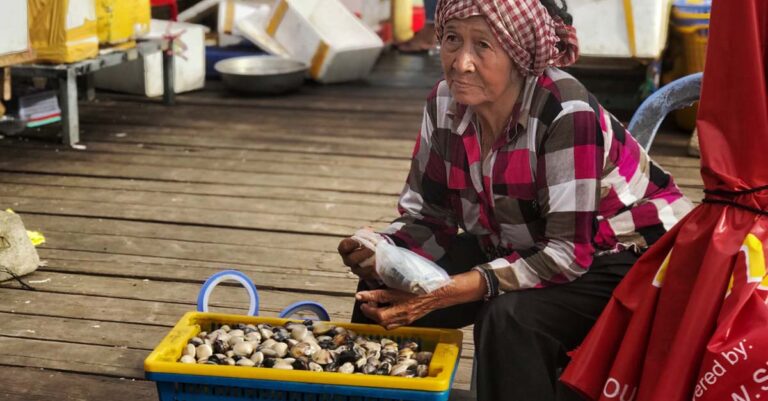 An elderly vendor at the Kep Crab Market in Cambodia (Photo: Johm Kann)