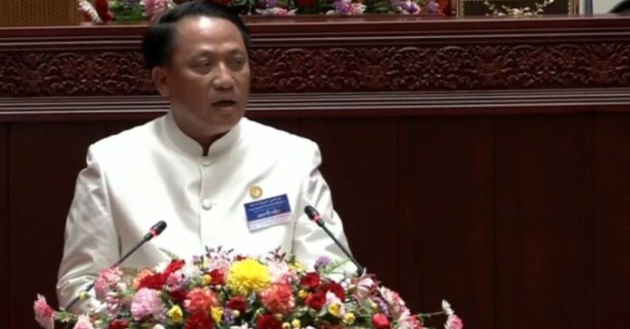 Laos Finance Minister, Bounchom Oubonpaseuth, guarantees fuel supplies for three months (Photo: Lao National Television).