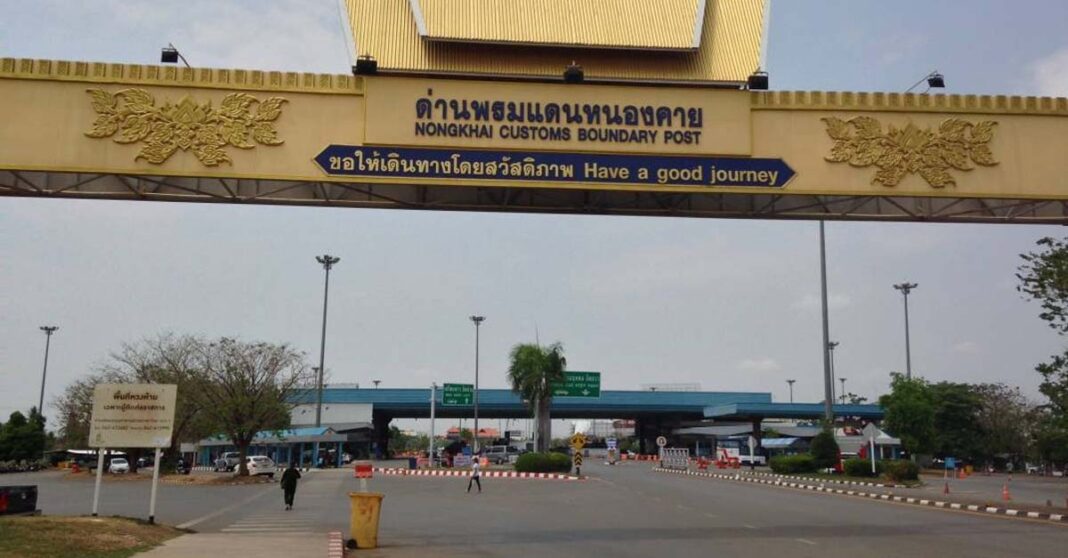 Thais smuggle petrol into Laos