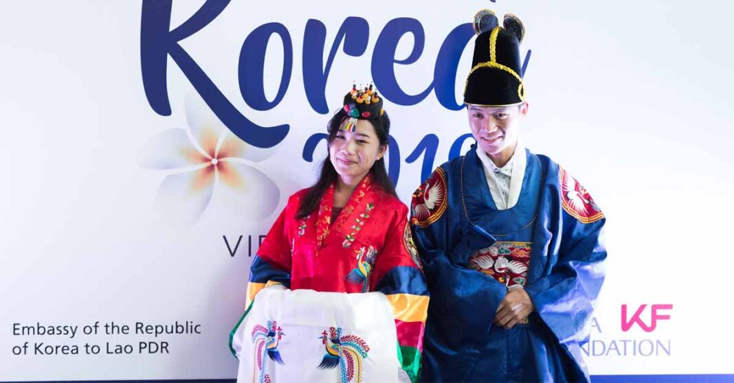 Lao couple try Korean traditional costumes.