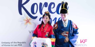 Lao couple try Korean traditional costumes.