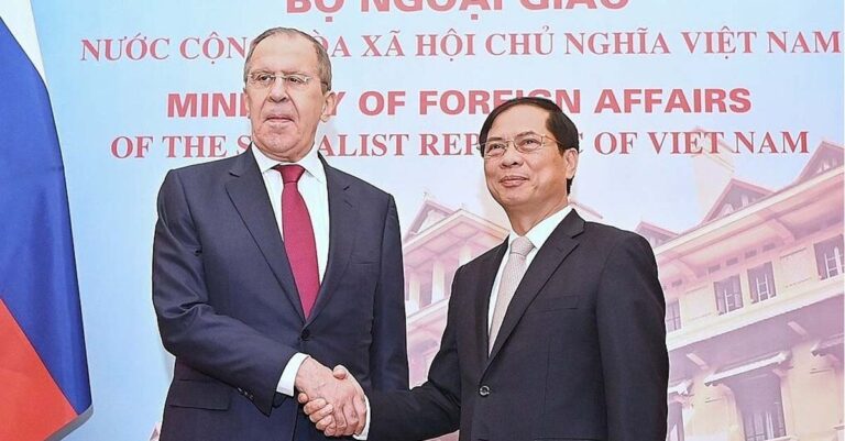 Russian Foreign Minister Sergey Lavrov visited Vietnamese Foreign Minister Bui Thanh Son in Hanoi on 6 July (Photo: Giang Huy)