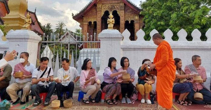 Thai tourists participate in a morning almsgiving ceremony in Luang Prabang (Photo - Ven. Bounhao Panyasouk) Thai tourists participate in a morning almsgiving ceremony in Luang Prabang (Photo - Ven. Bounhao Panyasouk)