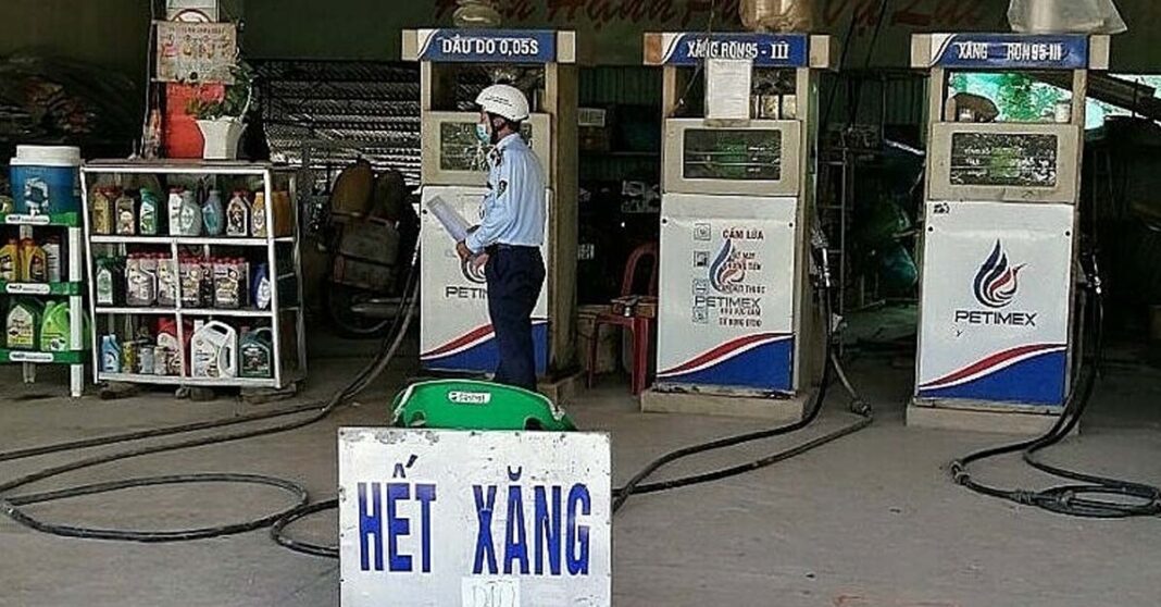 A petrol station in An Giang Province announces it has run out of fuel on 29 August. Photo by VnExpress/Nguyen Khanh