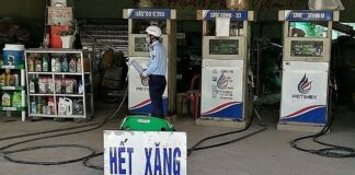 A petrol station in An Giang Province announces it has run out of fuel on 29 August. Photo by VnExpress/Nguyen Khanh