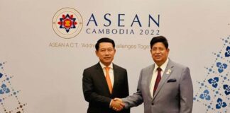 Laos Deputy Prime Minister and Minister of Foreign Affairs Saleumxay Kommasith with Bangladeshi Foreign Minister AK Abdul Momen.