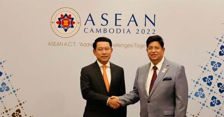 Laos Deputy Prime Minister and Minister of Foreign Affairs Saleumxay Kommasith with Bangladeshi Foreign Minister AK Abdul Momen.