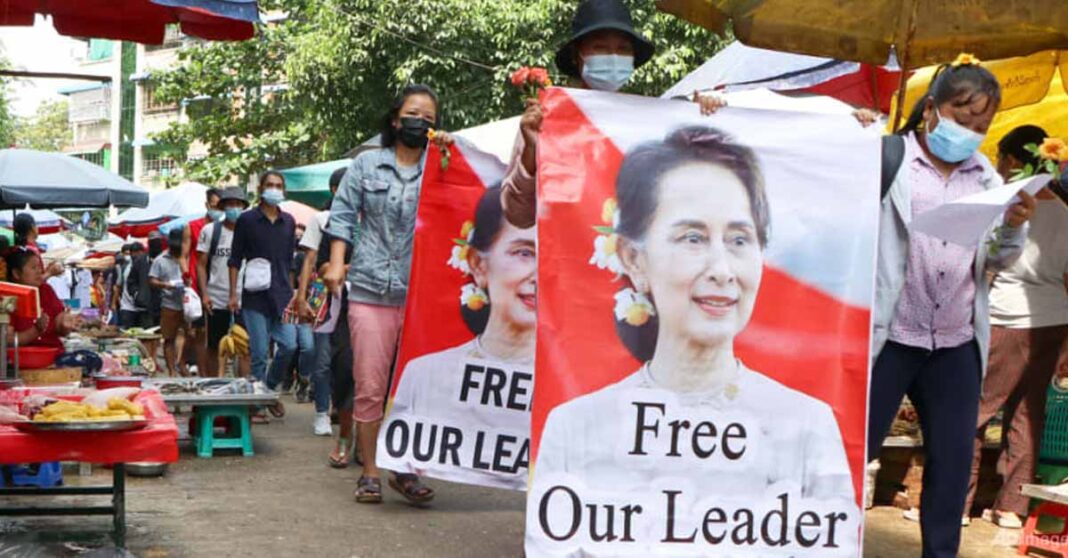 Protesters walk through a market with posters of ousted Myanmar leader Aung San Suu Kyi at Kamayut township in Yangon, Myanmar, on Apr 8, 2021. (File photo: AP)