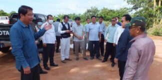 Mayor of Vientiane Capital, Mr. Atsaphangthong Siphandone, speaks to local authorities in areas affected by floods.