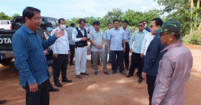 Mayor of Vientiane Capital, Mr. Atsaphangthong Siphandone, speaks to local authorities in areas affected by floods.