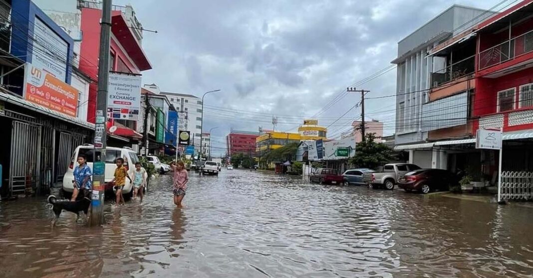 Residents in Vientiane Capital struggle with flash floods again this weekend.