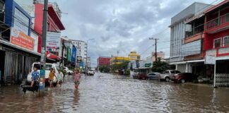 Residents in Vientiane Capital struggle with flash floods again this weekend.