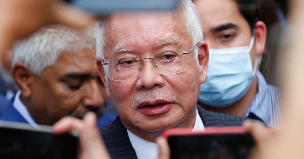 Former Malaysian Prime Minister Najib Razak speaks to journalists outside the Federal Court (Photo: Reuters)