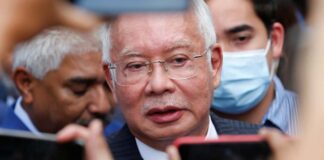 Former Malaysian Prime Minister Najib Razak speaks to journalists outside the Federal Court (Photo: Reuters)