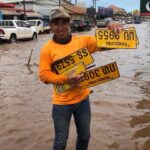 Motorists commuting in Sikhottabong District have reported losing their license plates after driving through floodwaters.