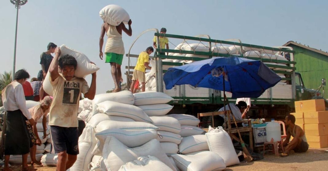 Myanmar farm workers load sacks of rice into a truck that will take these to the market (Nyain Thit Nyi / World Bank)