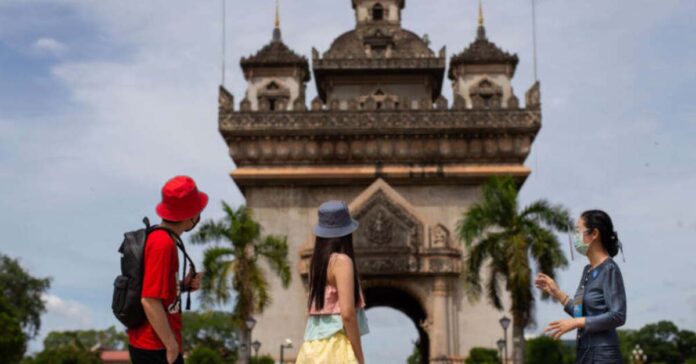 Tourists visiting the Patuxay monument in Vientiane Capital accompanied by a LaoSafe certified guide (Photo: LaoSafe).