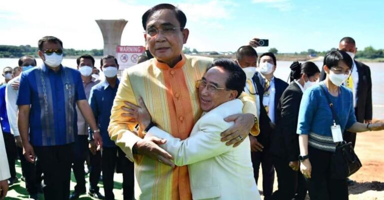 Lao, Thai PM Want More Bridges to Connect their Countries