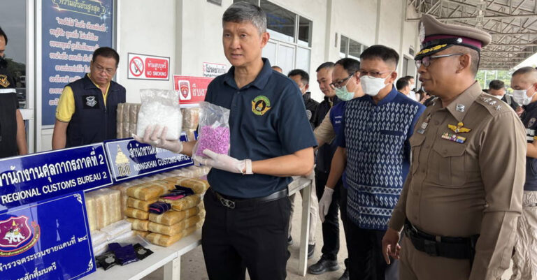 Nong Khai customs officers pose with the seized drugs | (Photo: Nong Khai News)