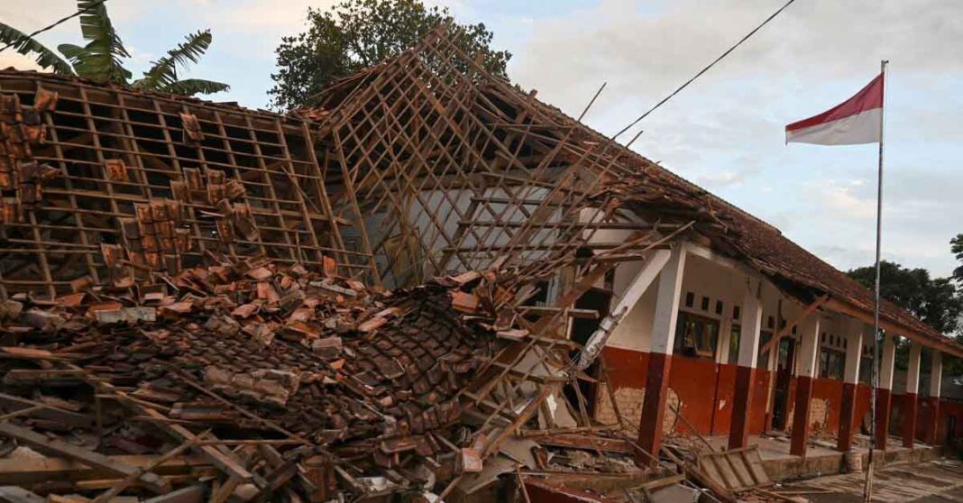 Magnitude 6 earthquake hits Indonesia (Iman Firmansyah/Reuters).