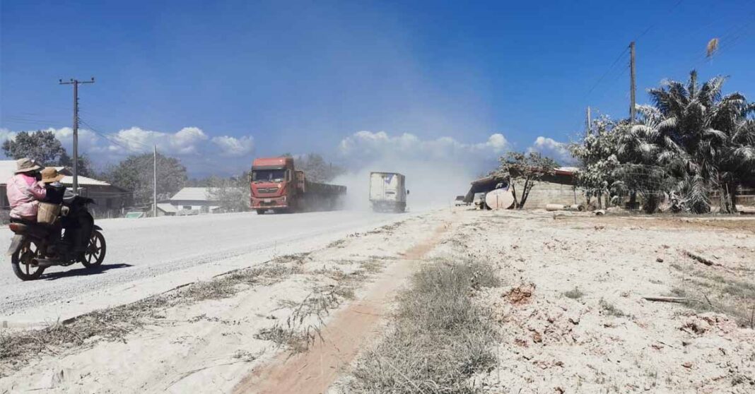 White dust covers the road and local area in Bolikhamxay (Photo: Florian Krauss)