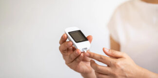 Woman performs self-monitoring of blood glucose (Photo: Freepik)