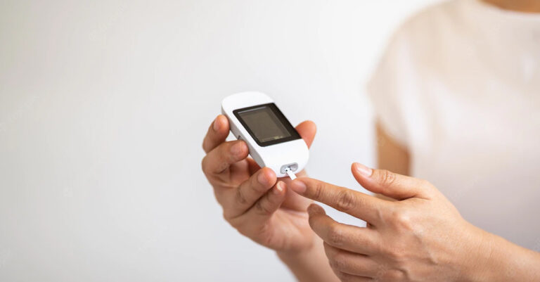 Woman performs self-monitoring of blood glucose (Photo: Freepik)