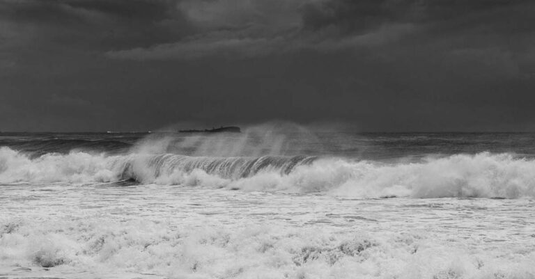 Rough seas in Thailand dash hopes of holidaymakers.