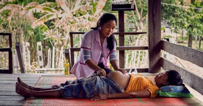 A health worker provides ante-natal care in a remote area of Laos (UNICEF)