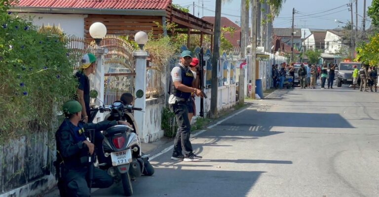 Police besiege gunman in Thailand who killed at least 3