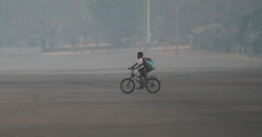 Authorities in Two Provinces Close Schools Due to Air Pollution