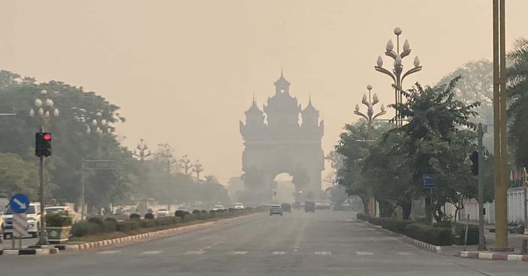 Hazy smog of air pollution over Vientiane Capital (Photo: Justa van Slooten)