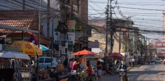 Vientiane Government Urges Telephone Companies to Quickly Bury Their Cable