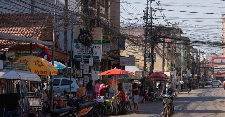 Vientiane Government Urges Telephone Companies to Quickly Bury Their Cable