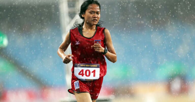 Cambodian PM Rewards Spirited Runner after Rainy Race Performance